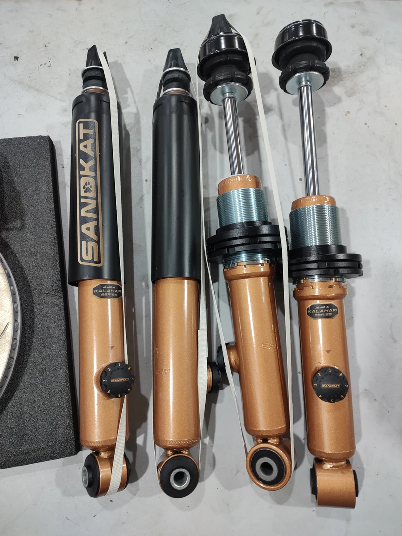 三菱帕杰罗改装山地猫软硬可调减震器 减少过弯侧倾，滤震效果更好