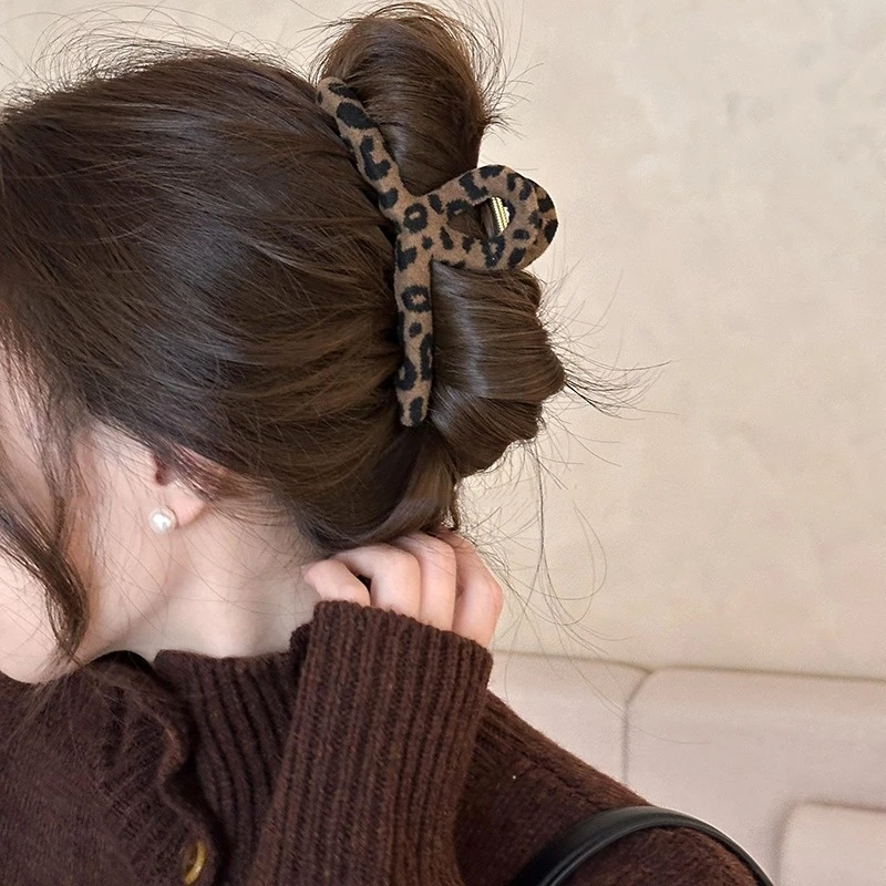 秋冬交叉豹纹丝绒抓夹女2025新款高级感鲨鱼夹后脑勺发夹盘发头饰