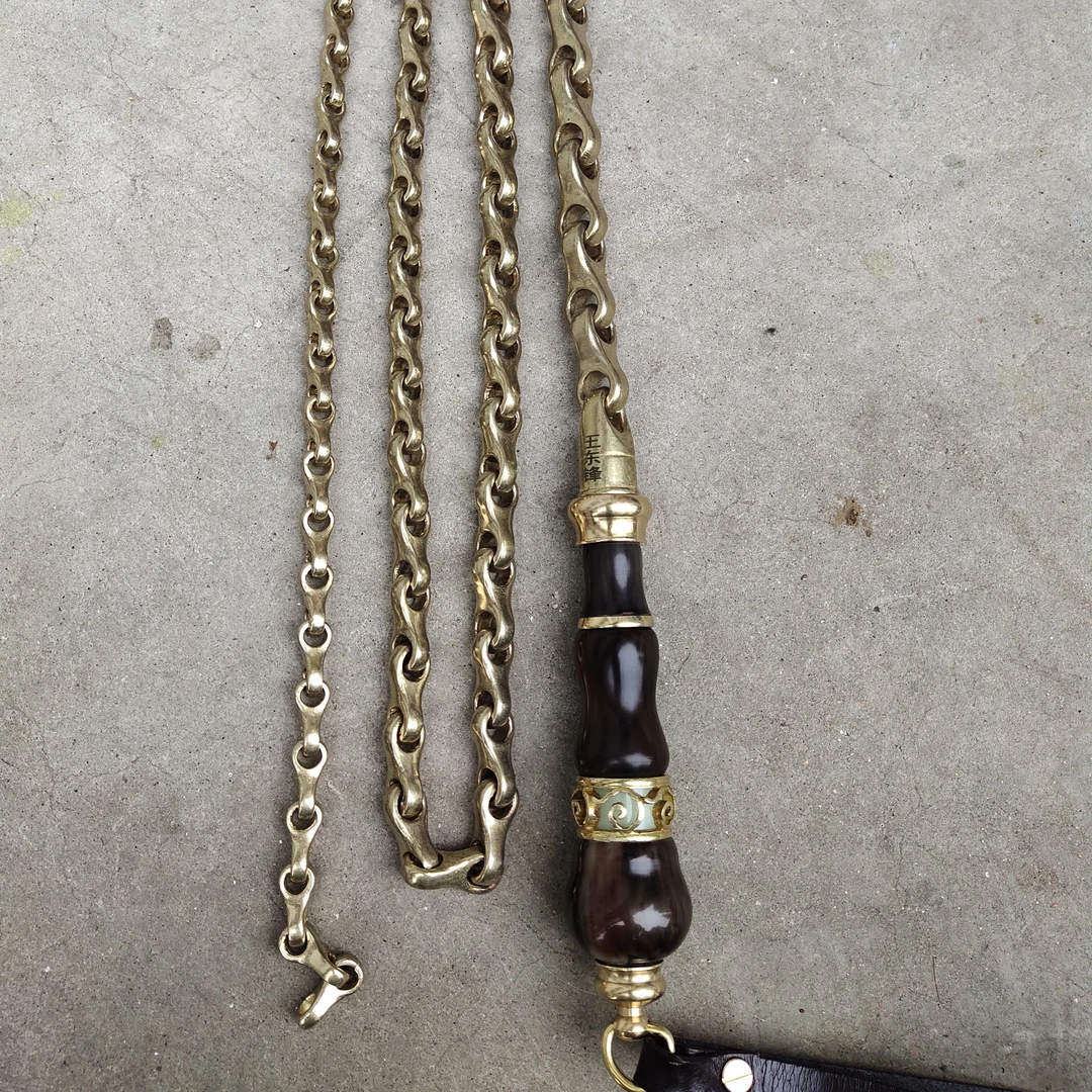 纯铜龙骨鞭，白牛角手，手柄深浅颜色随机发