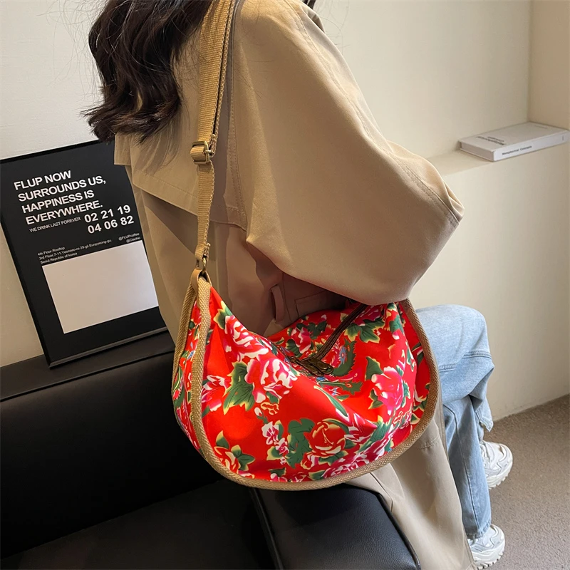国潮包包女2024新款单肩包帆布包女斜跨学生爆款休闲民族风饺子包