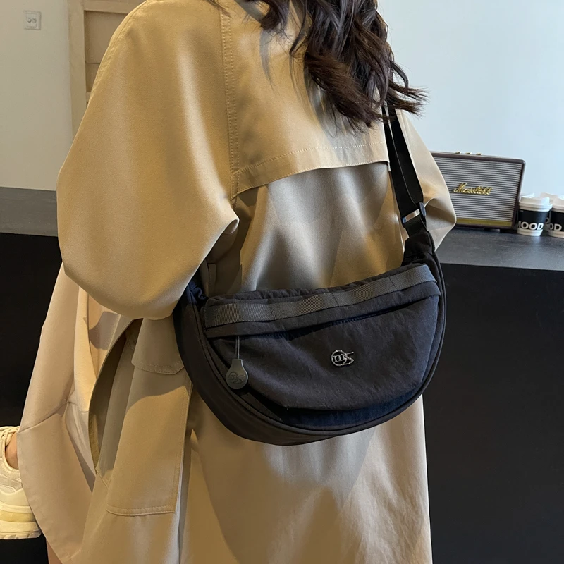 半圆月牙包包女2024新款休闲轻便斜挎包通勤百搭饺子包尼龙单肩包