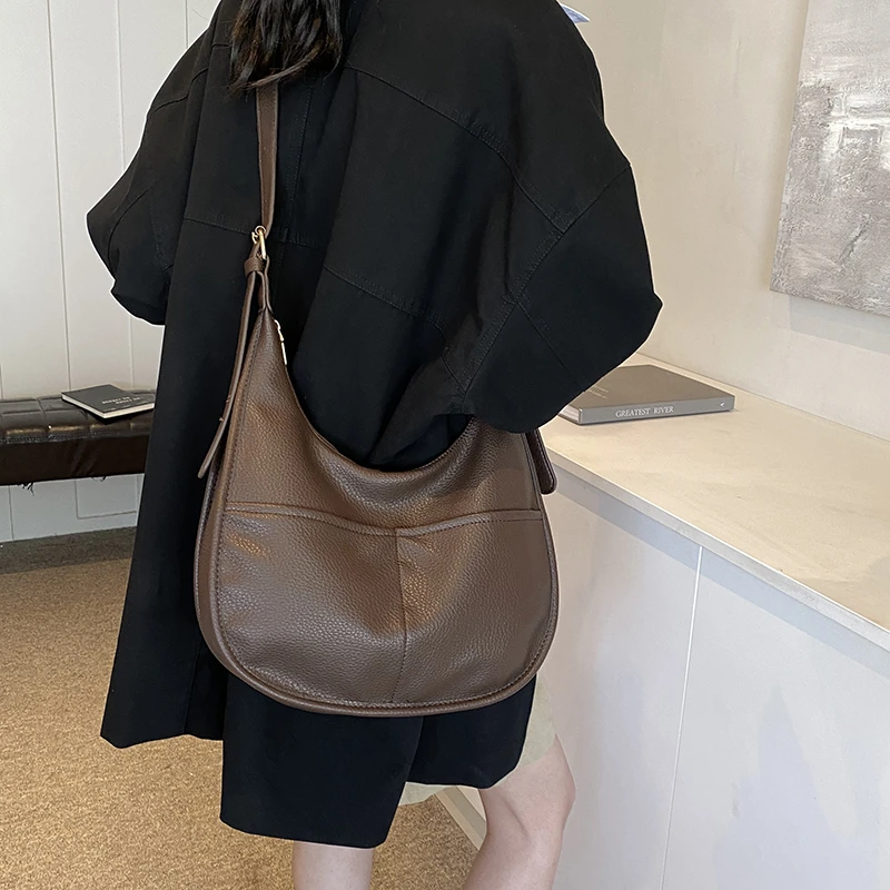 高级质感包包女大容量2024新款秋冬复古单肩斜挎包休闲通勤饺子包
