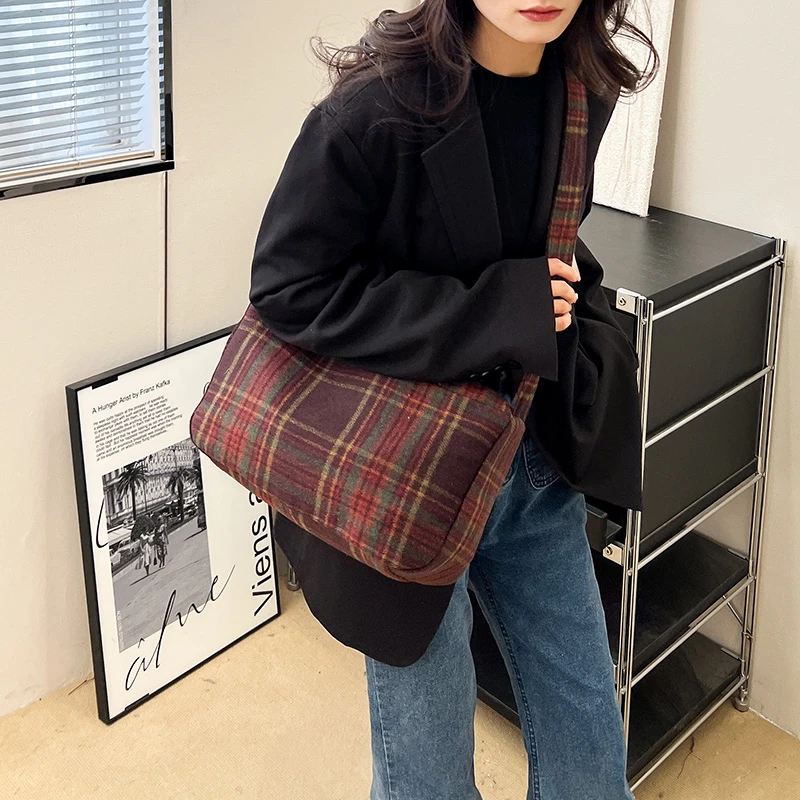 包包女大容量2024新款秋冬百搭单肩斜挎包今年流行质感枕头包格纹