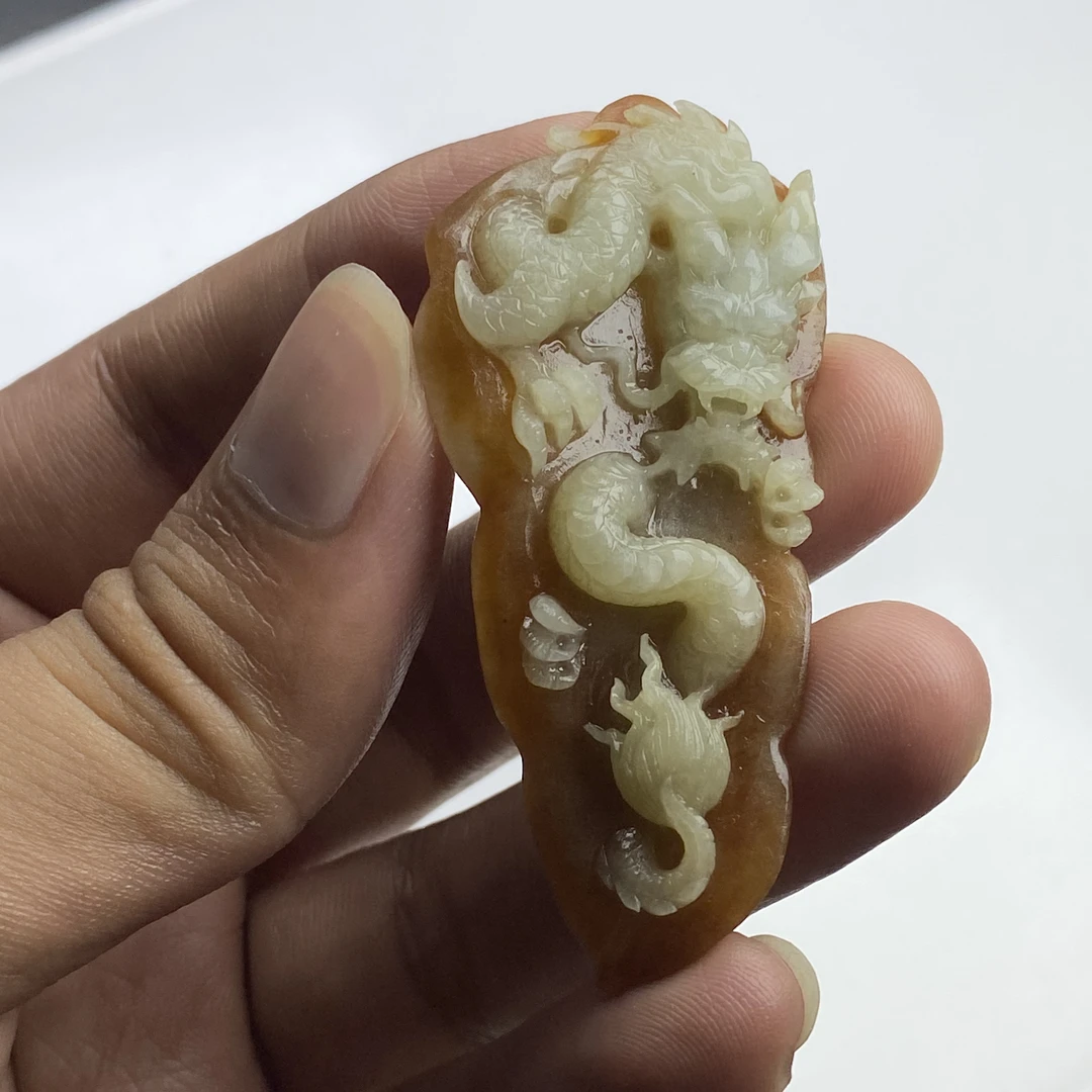 天然翡翠大马坎带皮巧雕特色一夜成龙