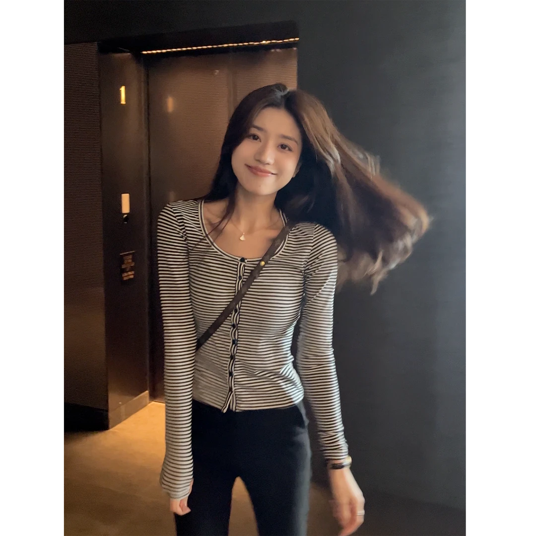 大丫  挚爱条纹 早春排扣修身显瘦长袖T恤
