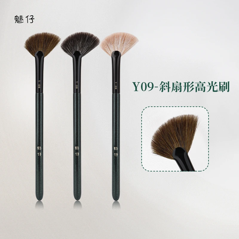 魅仔Y09斜角扇形高光刷提亮脸部清透超柔软动物毛余粉哑光化妆刷