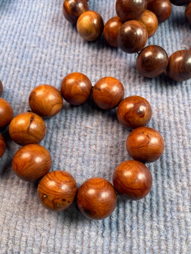 紫檀柳2.5手串，纹理漂亮，有轻微瑕疵，低价做数据，随机发货