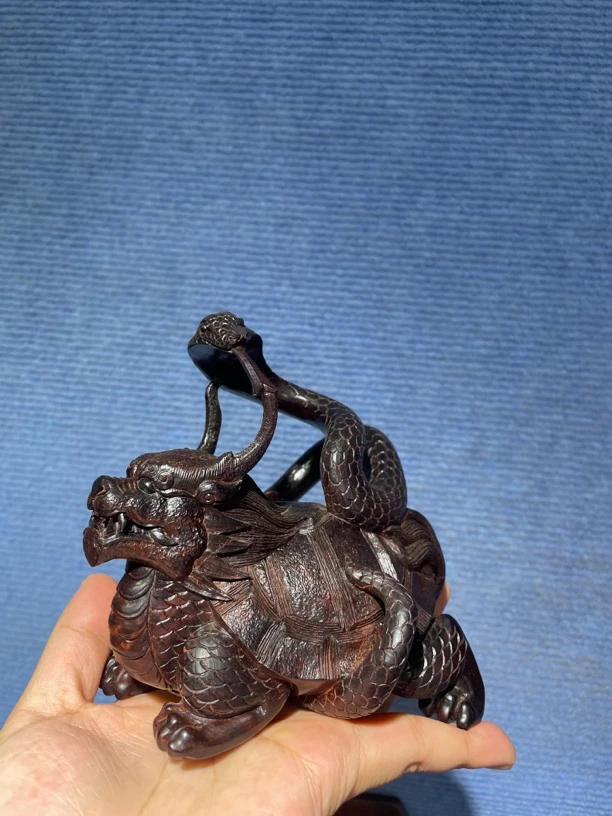 印度小叶紫檀手工雕刻玄武，重量362.8克，尺寸12*11.9*9.6