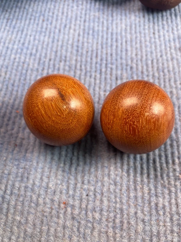 黄金紫檀直径4.3手球一对，高油高密重量108.5克轻微瑕疵低价处理
