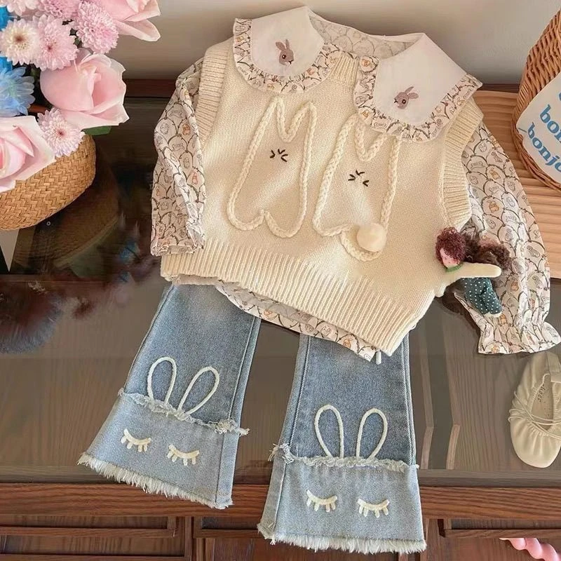 女童春季2025新款宝宝卡通兔子毛线背心翻领衬衣牛仔喇叭裤三件套