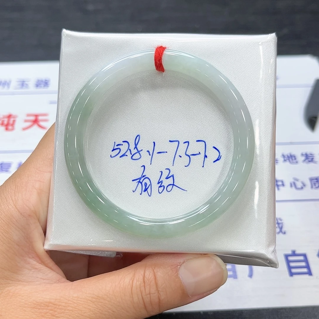 翡翠手镯未镶嵌翡翠