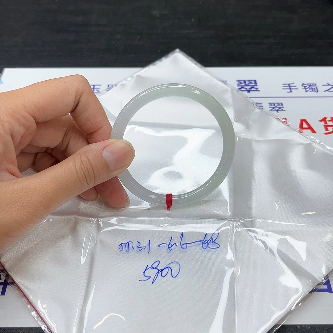 翡翠手镯未镶嵌翡翠