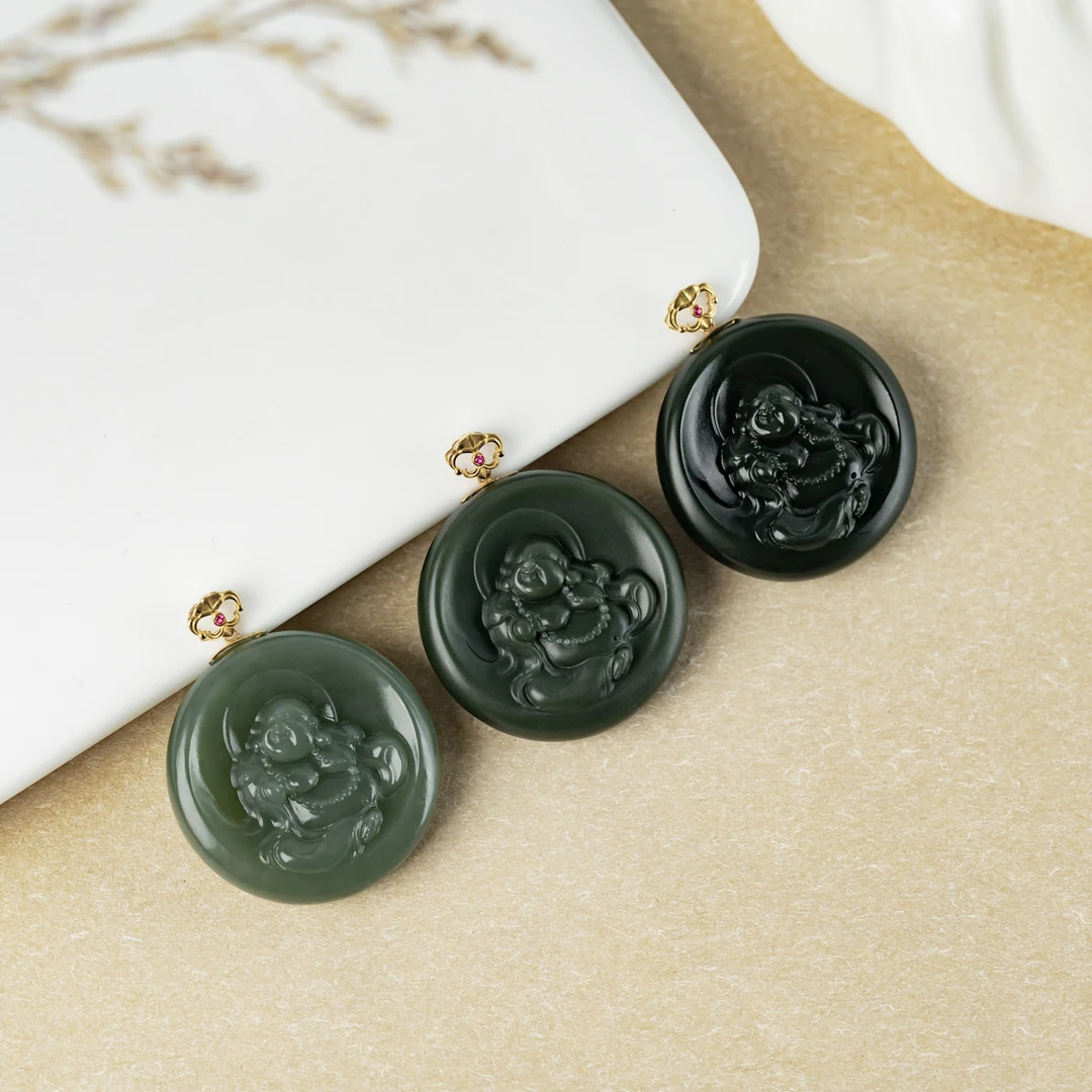 【何姐聊收藏】和田玉塔青圆牌雕刻佛像吊坠多样性发一 YS0280019