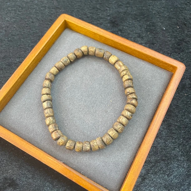 沉香产地海南莺歌绿奇楠木质九分沉高结油单圈3g左右新人必入