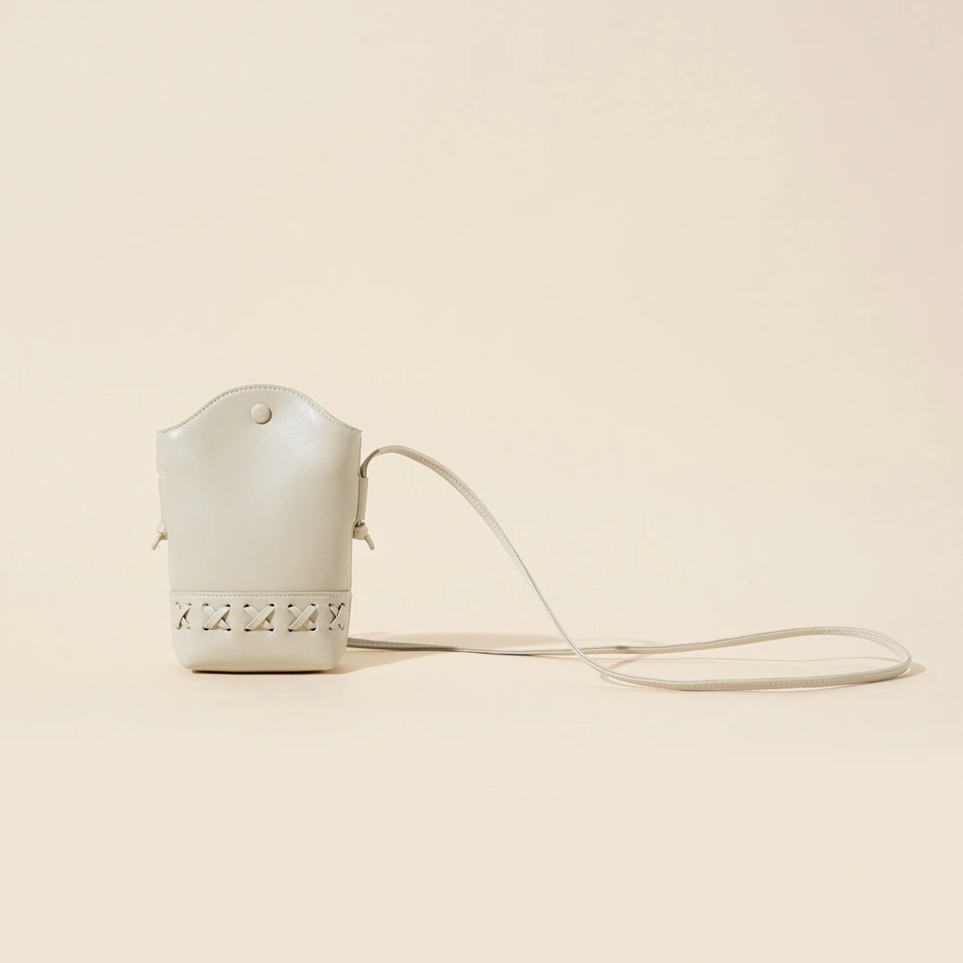 岩牛小众设计感包包新款百搭抽绳复古牛皮斜跨包小型真皮手机女包