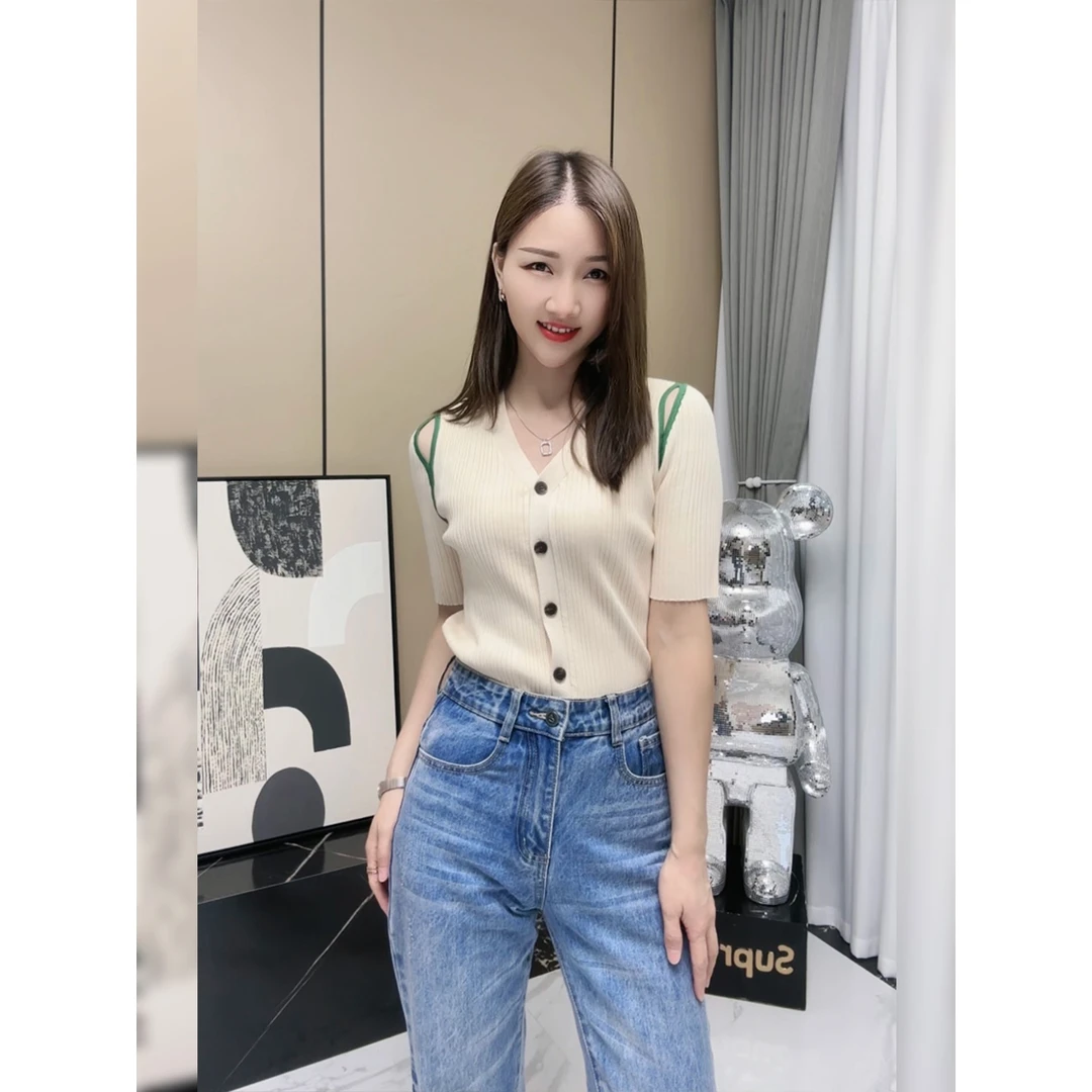 216 【唐唐加】上衣女夏V领镂空露肩修身设计感短袖针织开衫