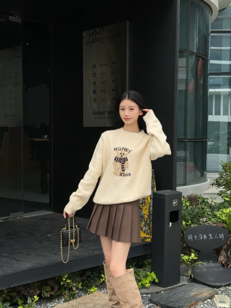 可爱减龄小熊刺绣圆领毛衣秋冬软糯套头针织衫百褶裙