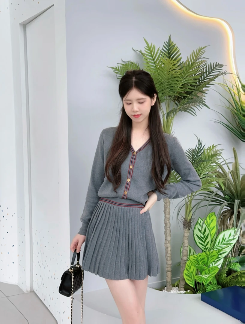 2024秋季新款学院风V领针织开衫百褶短裙两件套时尚套装