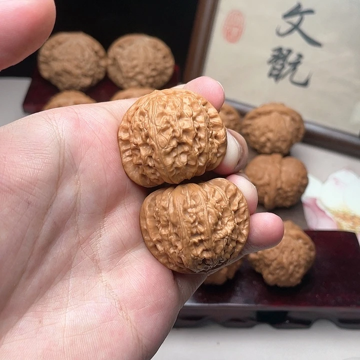 文玩核桃吊坠38边肚球白狮子