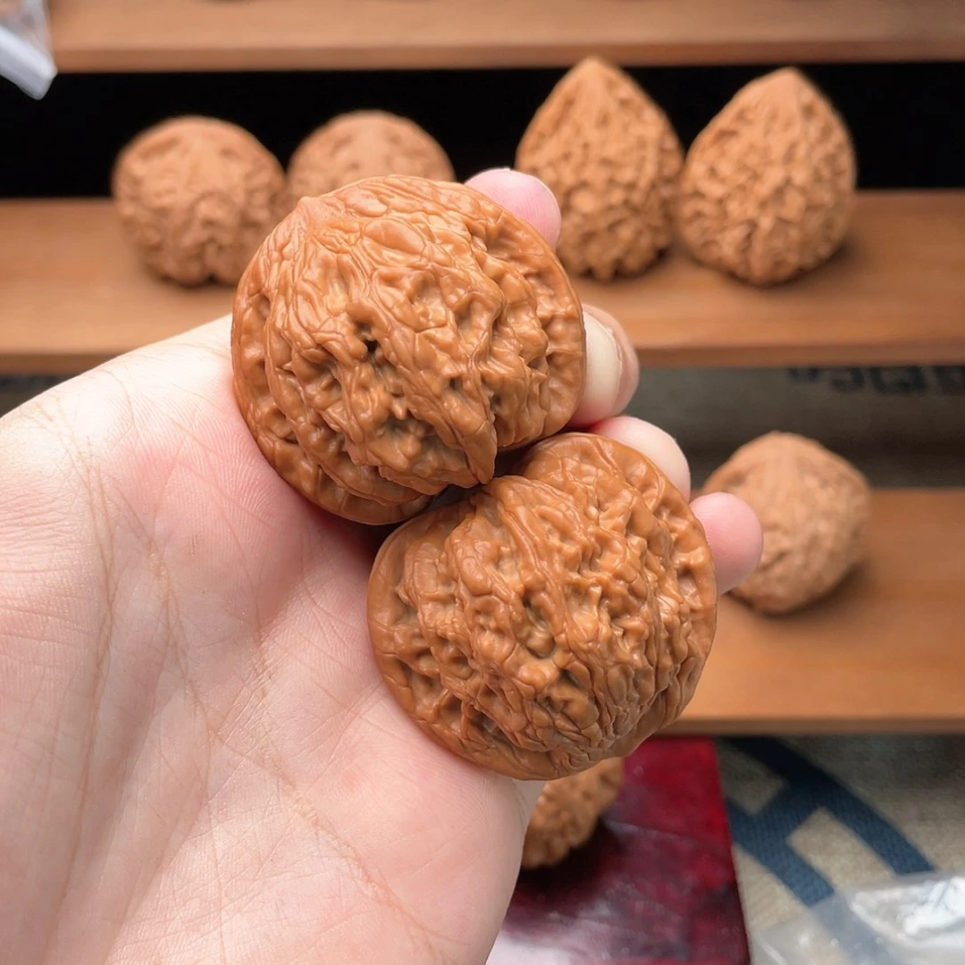 文玩核桃吊坠43头货红皮唐虎