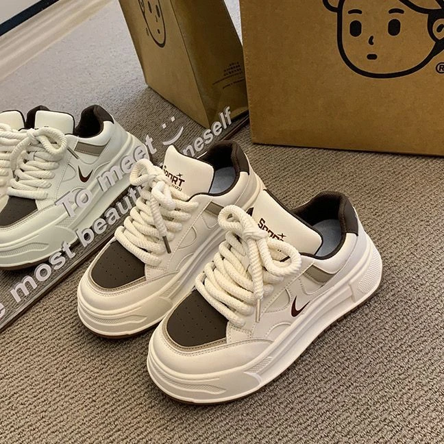 达芙妮正品今年流行的小白鞋女2023新款爆款厚底运动板鞋秋季百搭