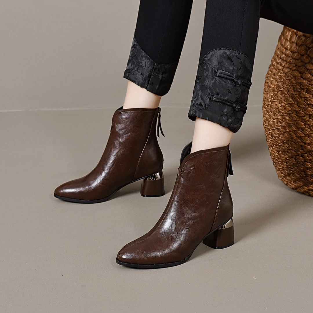 2024年秋冬季尖头粗跟中跟手抓纹牛皮精致简约百搭气质小短靴女