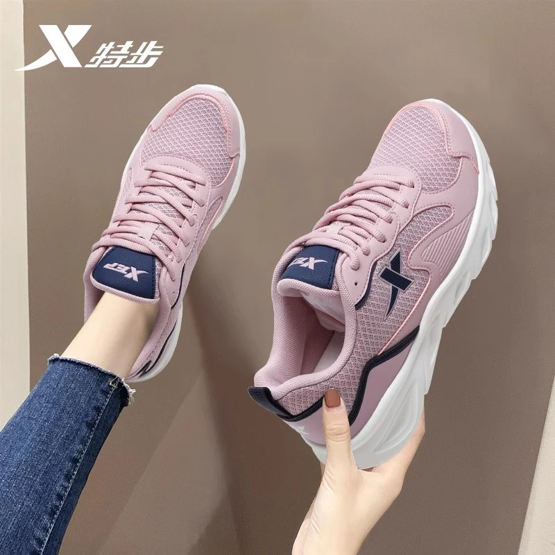 特步女鞋2025冬季跑步鞋软底轻便官方旗舰店正品皮面防水运动鞋女