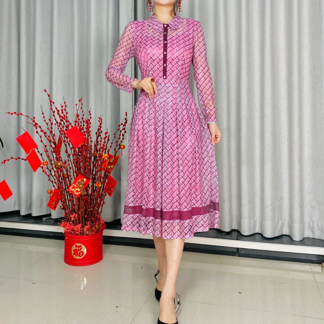 935#粉色娃娃领舒适修身定位花长袖连衣裙