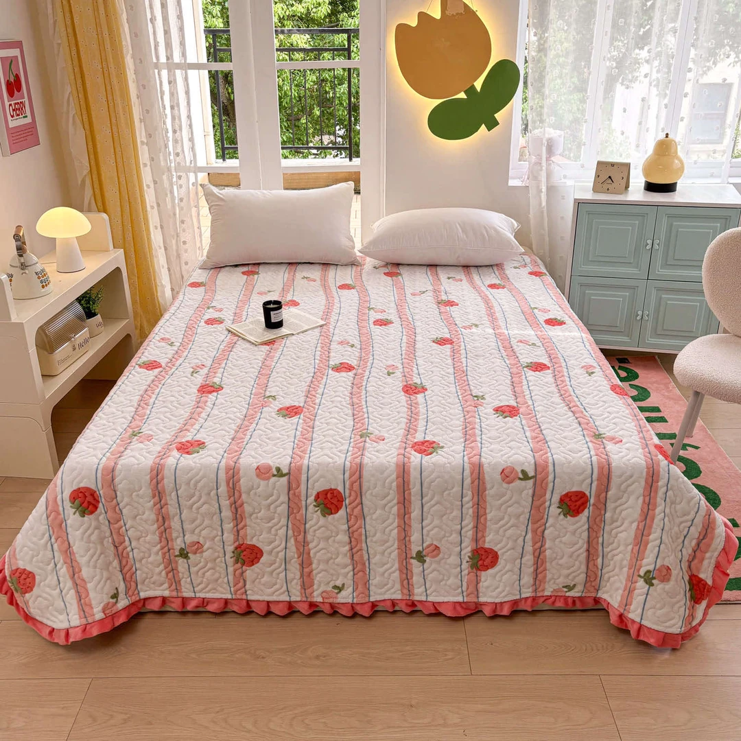 PZ 6230 牛奶绒夹棉绗缝单床盖 草莓桃子