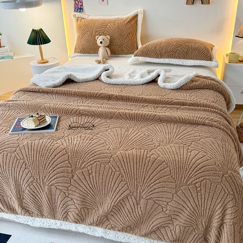 XBK 7847 新款金贝壳雕花羊羔绒双层毛毯 咖色