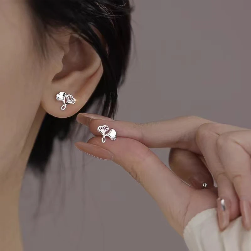 合金耳饰 轻奢气质百搭银杏叶耳钉女养耳洞螺丝拧扣防掉免摘耳饰