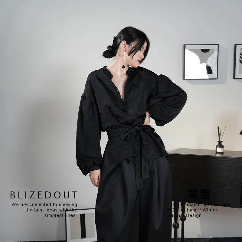 笔里【BLIZEDOUT】独立设计4021602黑色刺绣复古收腰气质系带套头衫