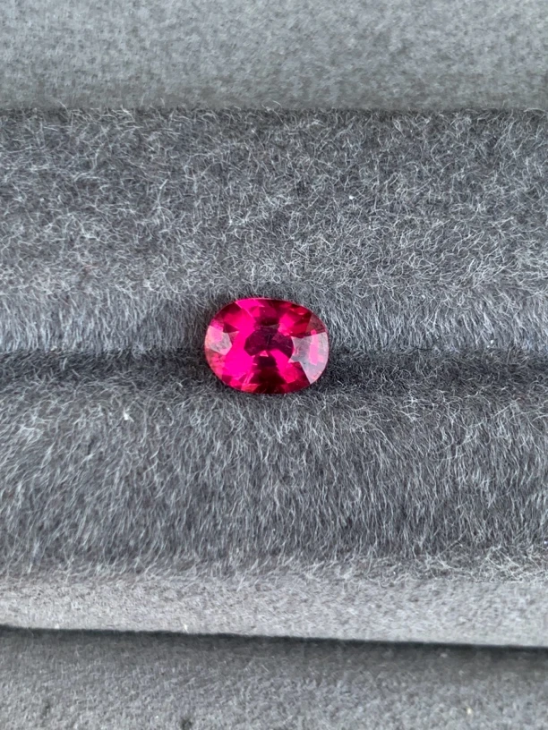 卢比莱碧玺鸽血红色