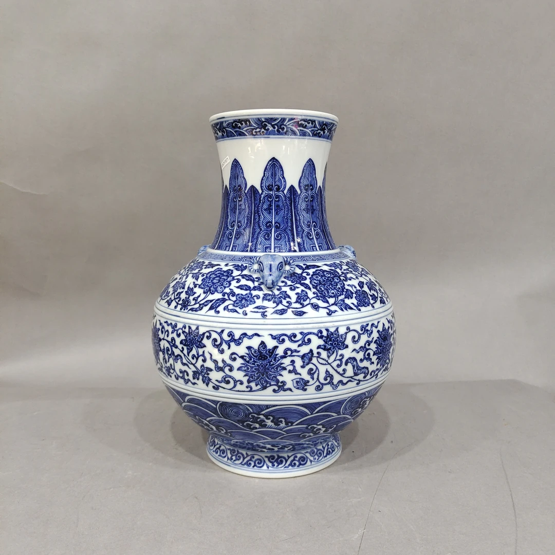 古董瓷器/清代/乾隆/青花缠枝莲纹三羊开泰尊