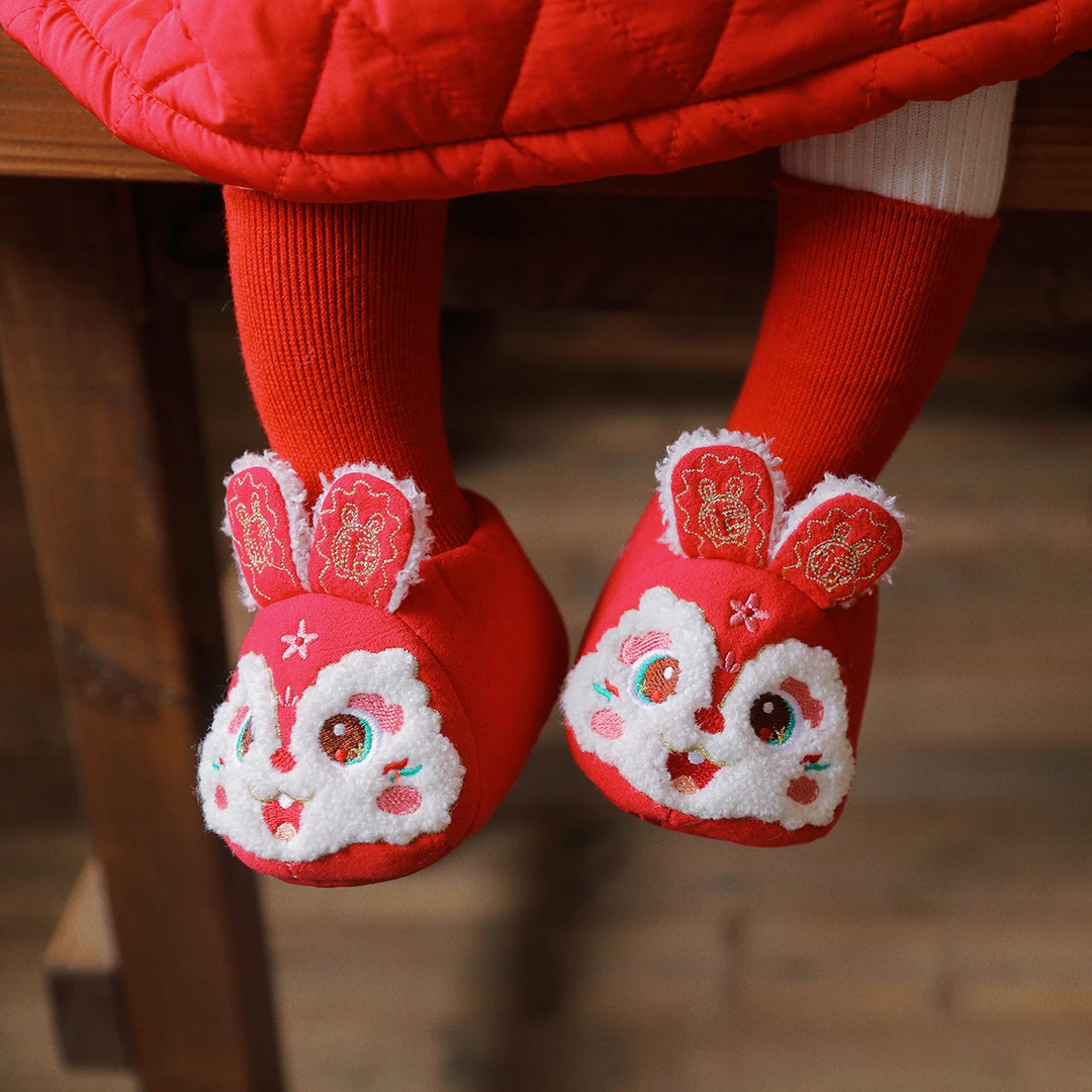 25年卡通加绒冬季防寒保暖加厚婴儿鞋毛绒醒狮新年喜庆宝宝地板袜