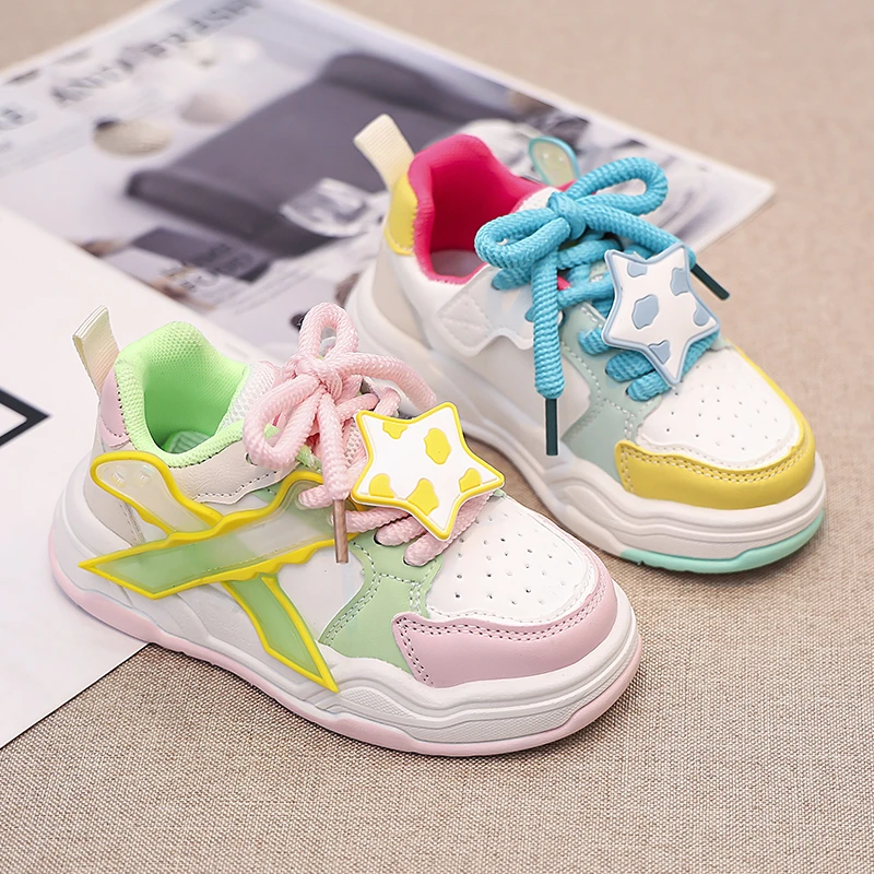 儿童运动鞋鸳鸯色潮款百搭秋季新款皮面卡通配饰中大童热选板鞋