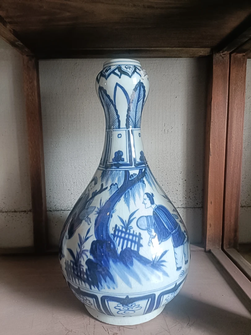 青花瓷蒜头瓶