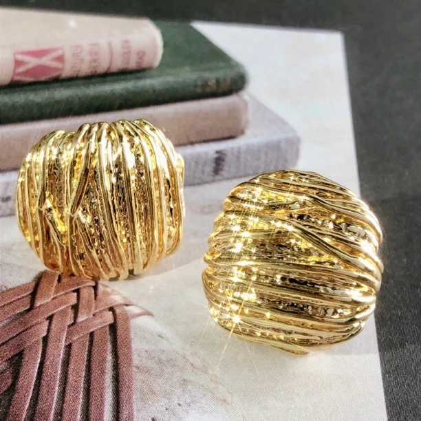 【皇冠轻奢】18k金 | 精美高级肌理感锤纹耳钉 穿搭点睛之笔