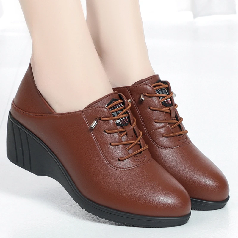 闰月妈妈鞋皮鞋春秋款2023新款软皮软底中老年女鞋舒适坡跟女单鞋