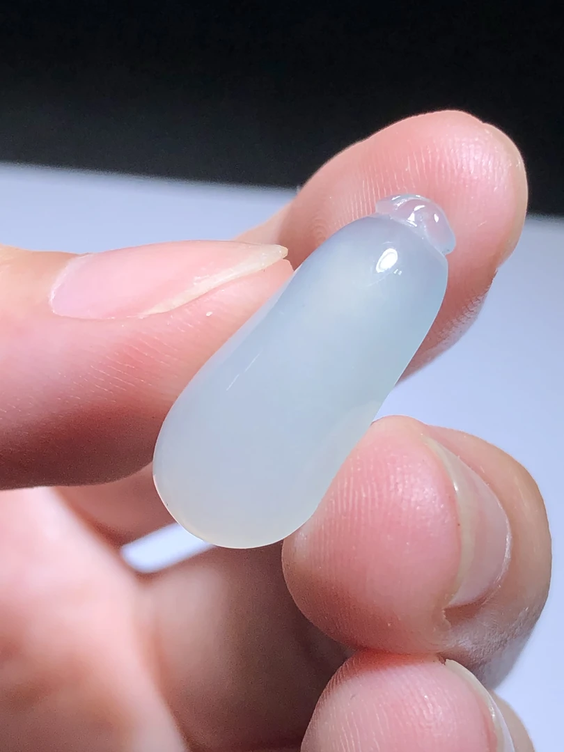 翡翠冰瓜（编号LH）尺寸约为：22.4*10.0*4.2mm