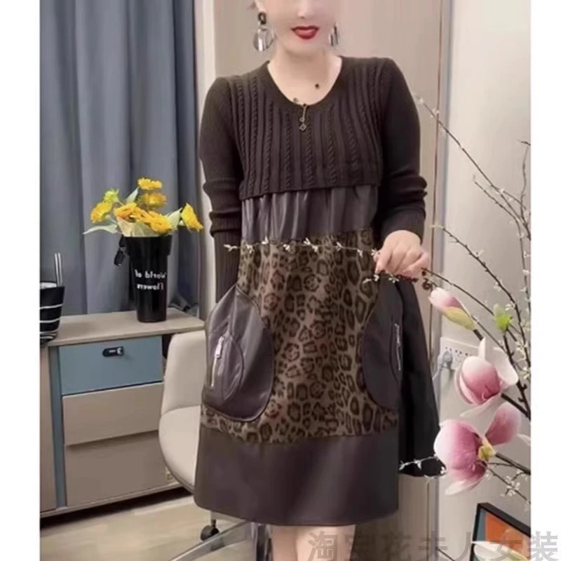 配大衣针织连衣裙女秋冬中长款花纹皮裙洋气宽松内搭拼接打底毛衣