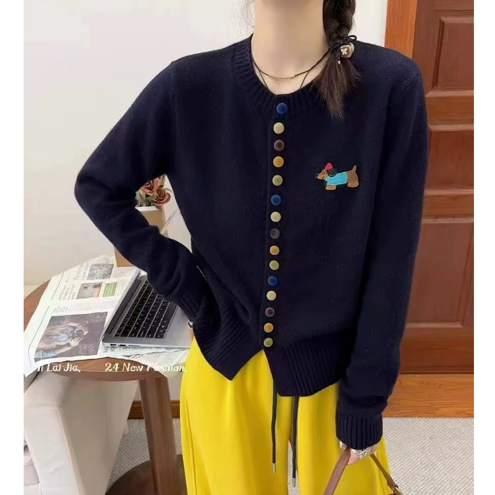 （9963）大码女装2024秋冬新款彩扣时尚圆领北极绒针织开衫小狗刺绣