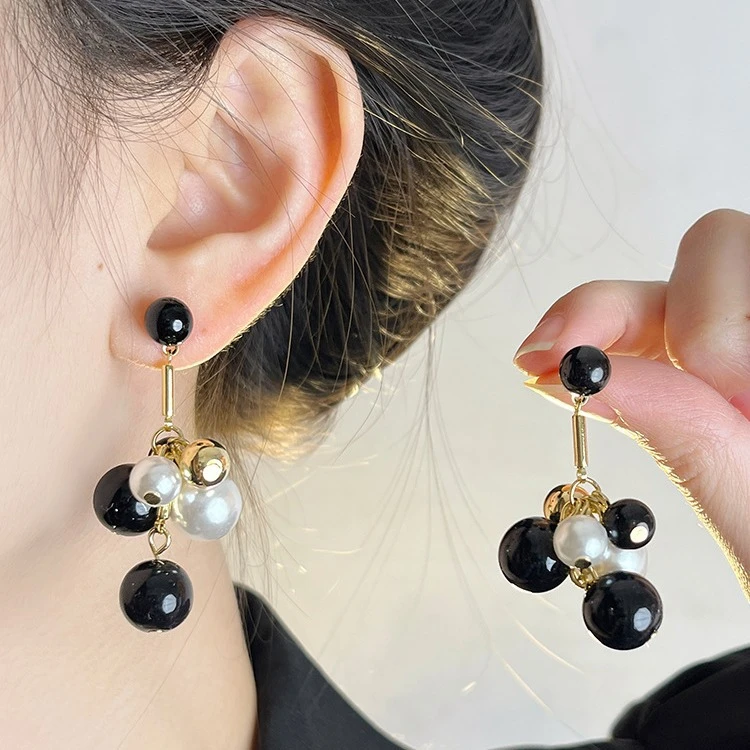 铜合金仿珍珠耳饰 黑白串珠葡萄串耳环高级感气质独特耳钉耳饰潮