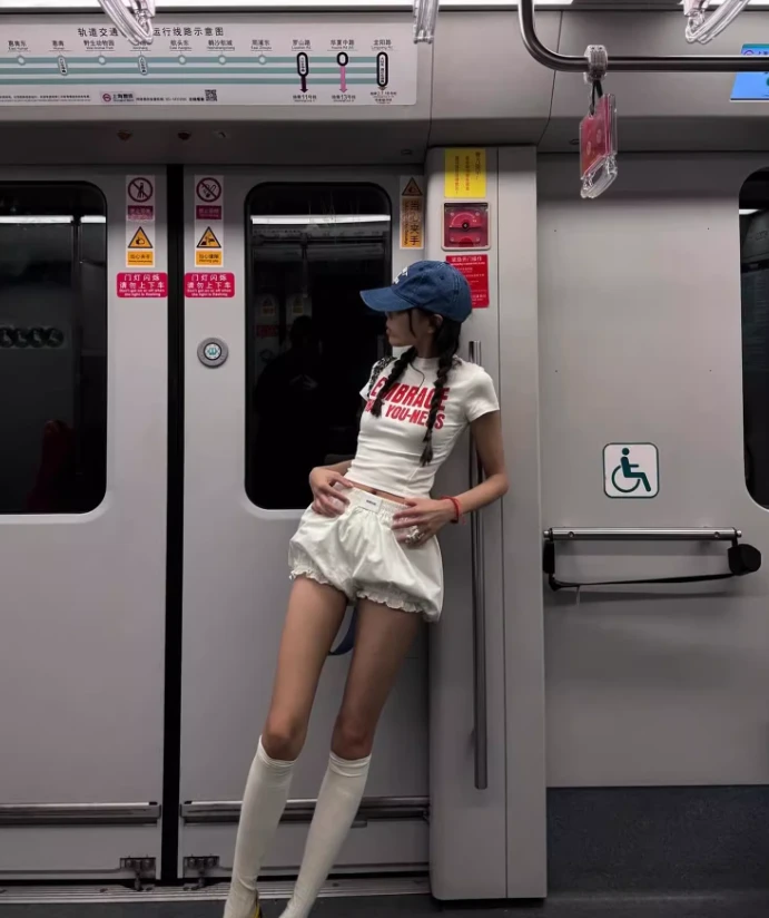 韩好甜WARDEN EDGE 奶油泡芙 白色花苞裤女夏小个子蕾丝辣妹短裤