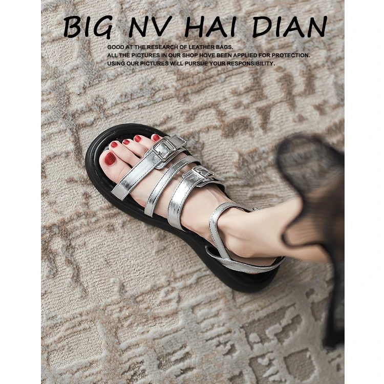 银色软底一字扣带凉鞋女夏2024新款外出仙女风露趾厚底沙滩罗马鞋