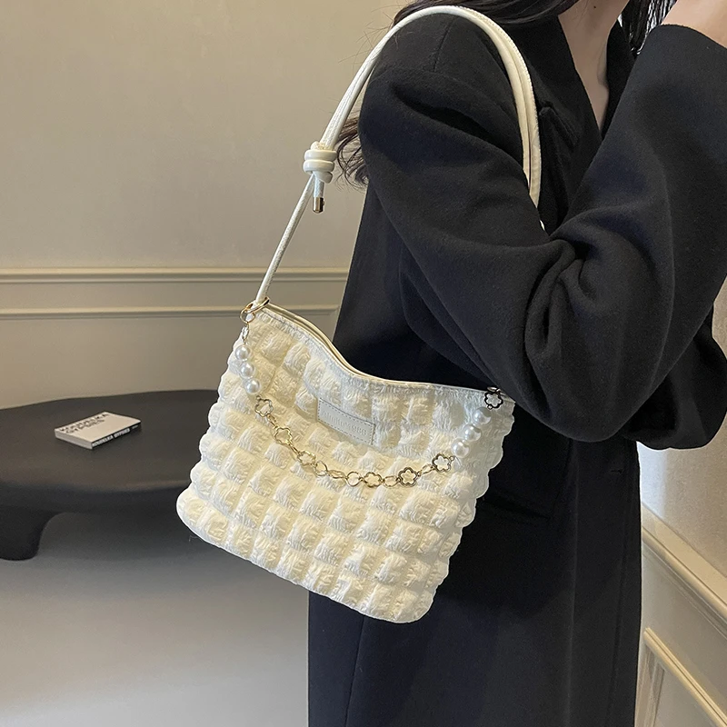 艾米兔女包2024新款简约褶皱云朵泡泡洋气质感轻便单肩斜挎水桶包