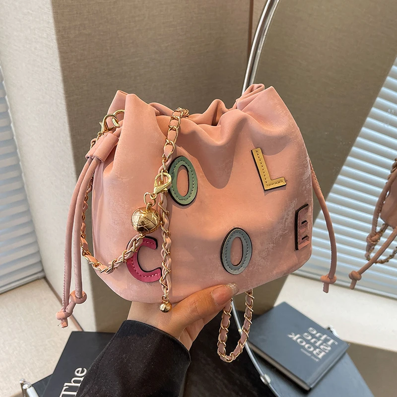 艾米兔女包百搭潮流字母包包2024新款时尚链条抽带单肩斜挎水桶包