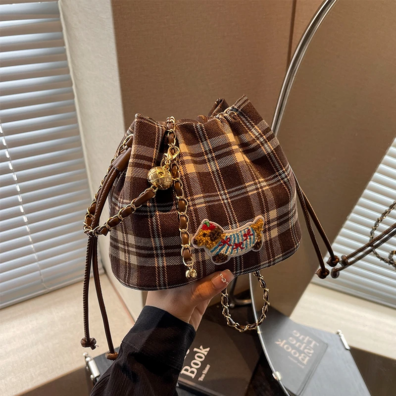 艾米兔女包2024新款时尚百搭复古格子小众设计链条单肩斜挎水桶包