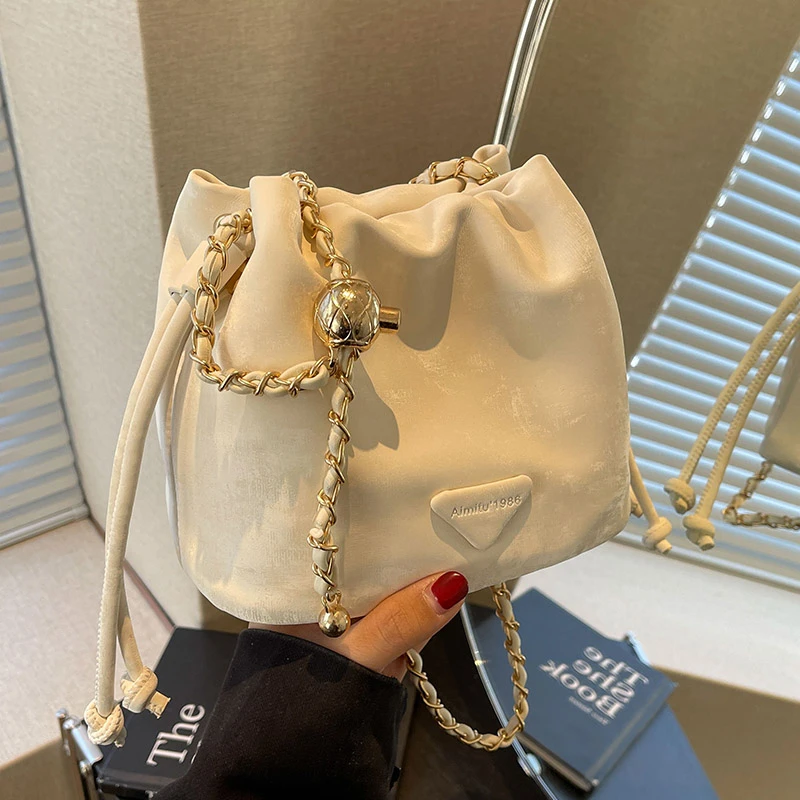 艾米兔女包2025新款时尚简约潮流百搭洋气大容量单肩斜挎水桶包