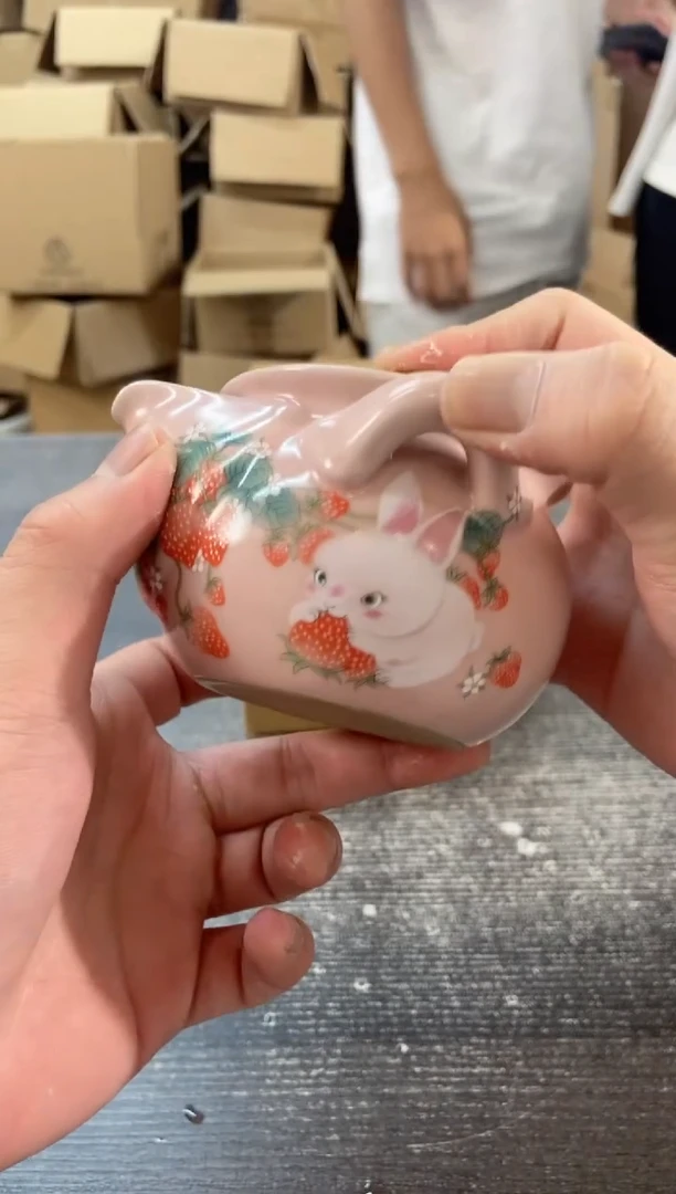 【闪购商品】其他粉汝草莓兔手抓壶